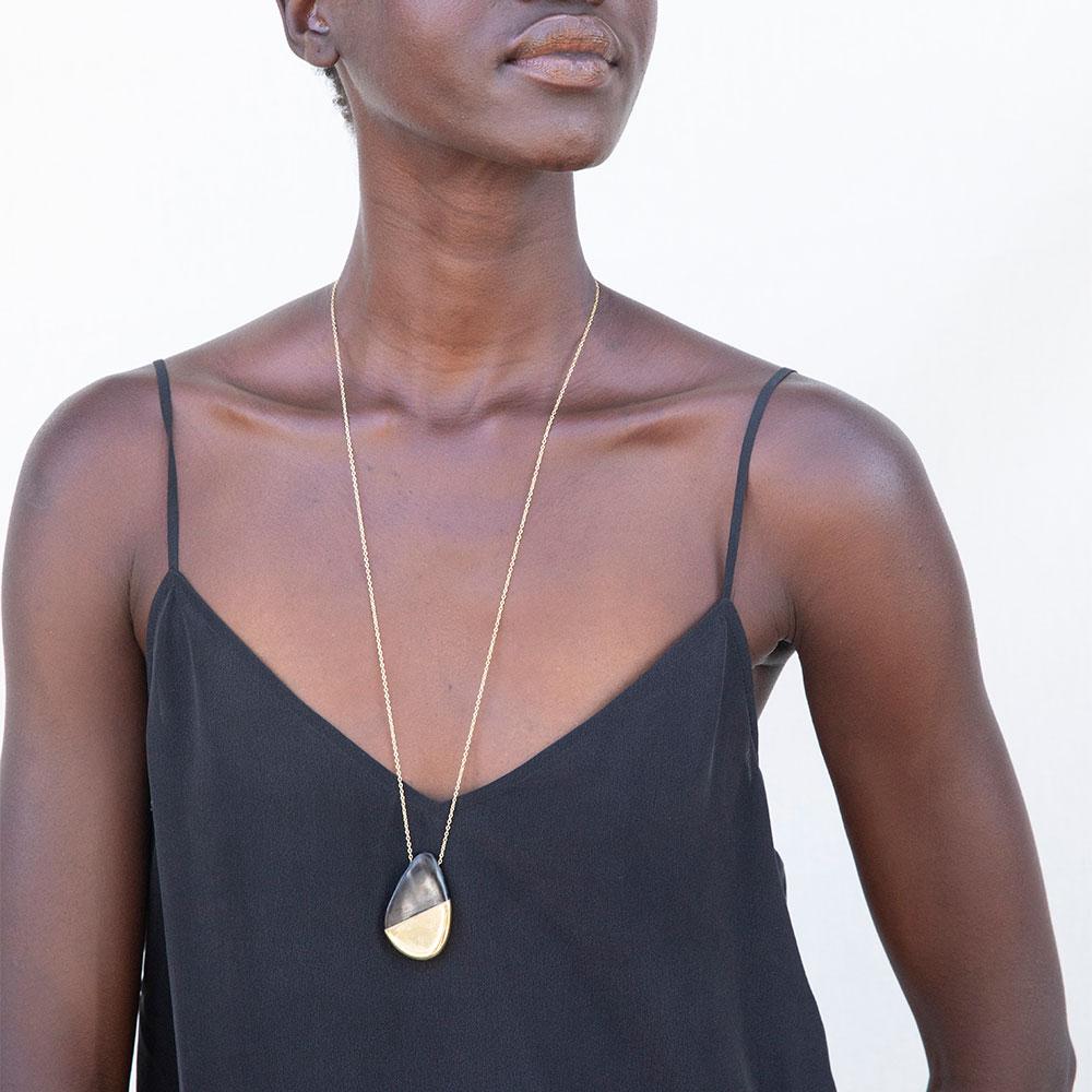 soko_kona_pendant_necklace_model